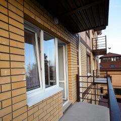 Гостиница Двухкомнатные на Салтыкова-Щедрина 3 в Калуге отзывы, цены и фото номеров - забронировать гостиницу Двухкомнатные на Салтыкова-Щедрина 3 онлайн Калуга балкон