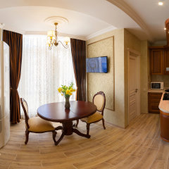 Апартаменты Da Vinci в Ялте 5 отзывов об отеле, цены и фото номеров - забронировать гостиницу Da Vinci онлайн Ялта комната для гостей фото 5