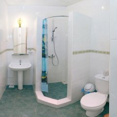 Гостиница Замок Викинг в Знаменском отзывы, цены и фото номеров - забронировать гостиницу Замок Викинг онлайн Знаменское ванная