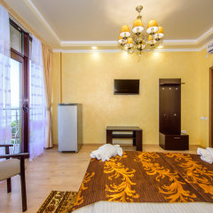 Гостиница VK Royal в Алуште 6 отзывов об отеле, цены и фото номеров - забронировать гостиницу VK Royal онлайн Алушта комната для гостей фото 4