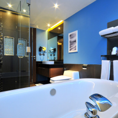Отель The Continent Bangkok by Compass Hospitality 4* Улучшенный номер с различными типами кроватей фото 20