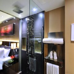 Отель The Continent Bangkok by Compass Hospitality 4* Улучшенный номер с различными типами кроватей фото 24