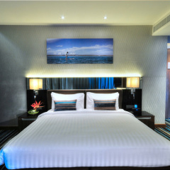 Отель The Continent Bangkok by Compass Hospitality 4* Улучшенный номер с различными типами кроватей фото 25