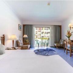 Отель Amora Beach Resort Phuket 4* Номер Делюкс разные типы кроватей фото 6