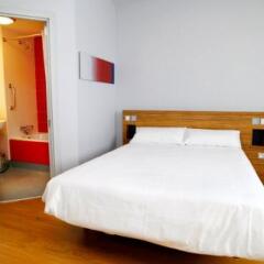 Отель Travelodge Barcelona Poblenou Стандартный номер с различными типами кроватей фото 37