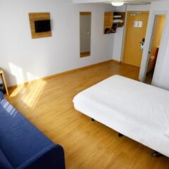 Отель Travelodge Barcelona Poblenou Стандартный номер с различными типами кроватей фото 36
