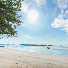 Chalong Beach Hotel Phuket пляж