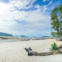 Chalong Beach Hotel Phuket пляж фото 2