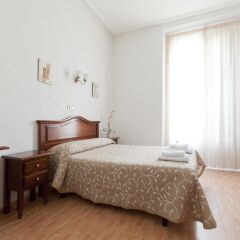 Отель Hostal Condestable Стандартный номер с двуспальной кроватью