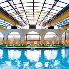 Отель Paradise Bay Resort закрытый бассейн