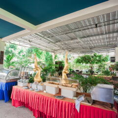 Chalong Beach Hotel Phuket буфет