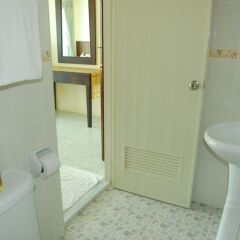 Отель Patong Palm Guesthouse ванная фото 5