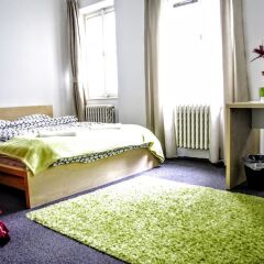 Апартаменты Quiet Courtyard Apartment Стандартный номер с двуспальной кроватью (общая ванная комната)