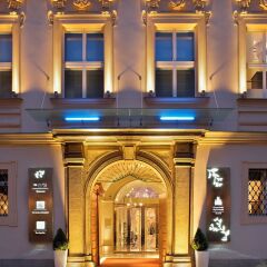 Отель The Grand Mark Prague вход в здание