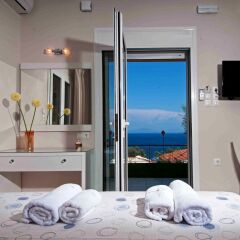 Апартаменты Brentanos Apartments ~ A ~ View of Paradise Студия Делюкс с различными типами кроватей