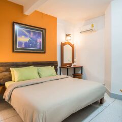Banthat Thong Hostel Стандартный номер с двуспальной кроватью (общая ванная комната)