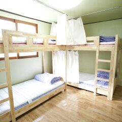 Отель Crossroad Backpackers Hongdae Кровать в общем номере с двухъярусной кроватью