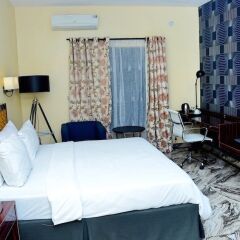 Отель Adig Suites 4* Представительский номер