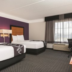 La Quinta Inn & Suites by Wyndham Univ Area Chapel Hill in Durham, United States of America from 114$, photos, reviews - zenhotels.com guestroom
