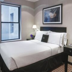 Отель OYO Times Square 4* Улучшенный номер с двуспальной кроватью