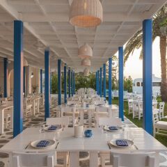 Отель Le Méridien Mina Seyahi Beach Resort & Marina столовая на открытом воздухе