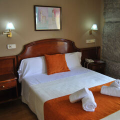 Отель Hostal San Lorenzo Улучшенный номер