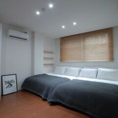 Отель YE'4 Guesthouse 2* Стандартный семейный номер с двуспальной кроватью
