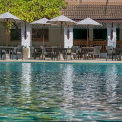 Отель Thavorn Beach Village Resort & Spa Phuket столовая на открытом воздухе