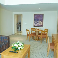 Отель Golden Tulip Sharjah Представительский люкс с различными типами кроватей