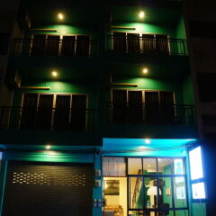 Отель Two Color Patong вход в здание