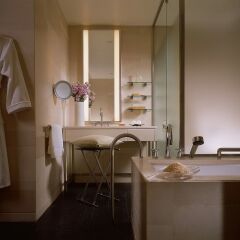 Four Seasons Hotel Tokyo at Marunouchi 5* Улучшенный номер с различными типами кроватей фото 6