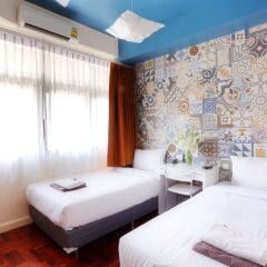 Отель Baan Saladaeng Boutique Guesthouse 3* Номер с общей ванной комнатой с различными типами кроватей (общая ванная комната)