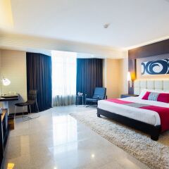 Отель DoubleTree by Hilton Bangkok Ploenchit 5* Номер Делюкс