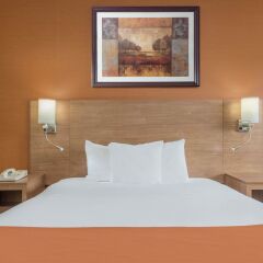 Отель Days Inn by Wyndham Columbus Fairgrounds 2* Стандартный номер с различными типами кроватей