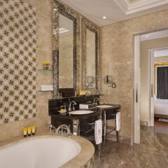 Отель The Reverie Saigon Residential Suites ванная