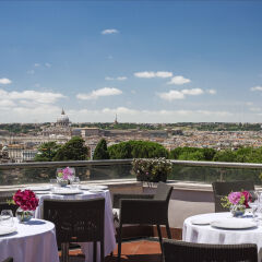 Отель Sofitel Rome Villa Borghese столовая на открытом воздухе