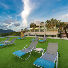 Отель Crest Resort & Pool Villas открытая веранда фото 2