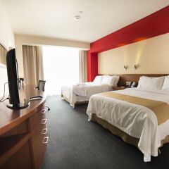 Отель Holiday Inn Express Guadalajara Expo комната для гостей