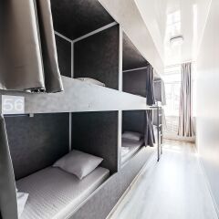 Хостел GetCapsule Кровать в мужском общем номере с двухъярусной кроватью