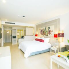 Отель Ramada by Wyndham Phuket Deevana Patong Улучшенный номер с различными типами кроватей фото 2