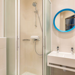 Отель Hôtel OZZ By Happyculture Ницца ванная