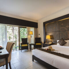 Отель Amora Beach Resort Phuket 4* Улучшенный номер разные типы кроватей фото 4