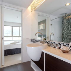 Апартаменты The Regent Phuket Serviced Apartment Kamala Beach раковина ванной комнаты