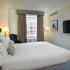 Отель The Waldorf Hilton 4* Улучшенный номер с двуспальной кроватью