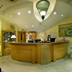Отель Ramada by Wyndham Prague City Centre ресепшен