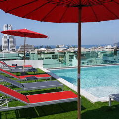 At Patong Hotel открытый бассейн