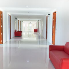 Chalong Beach Hotel Phuket коридор
