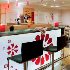 Отель ibis Nice Palais des Congrès Франция, Ницца - 1 отзыв об отеле, цены и фото номеров - забронировать отель ibis Nice Palais des Congrès онлайн гостиничный бар