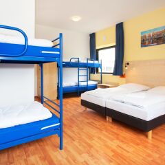 Отель a&o Amsterdam Zuidoost 2* Кровать в общем номере с двухъярусной кроватью