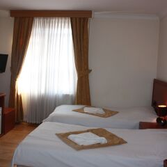Corner House Hotel 3* Стандартный семейный номер с двуспальной кроватью